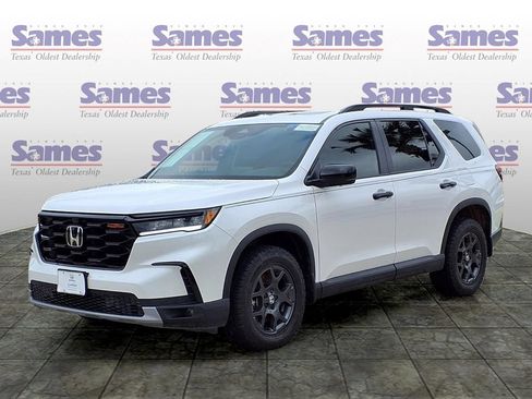 Certified 2025 Honda Pilot TrailSport image 3