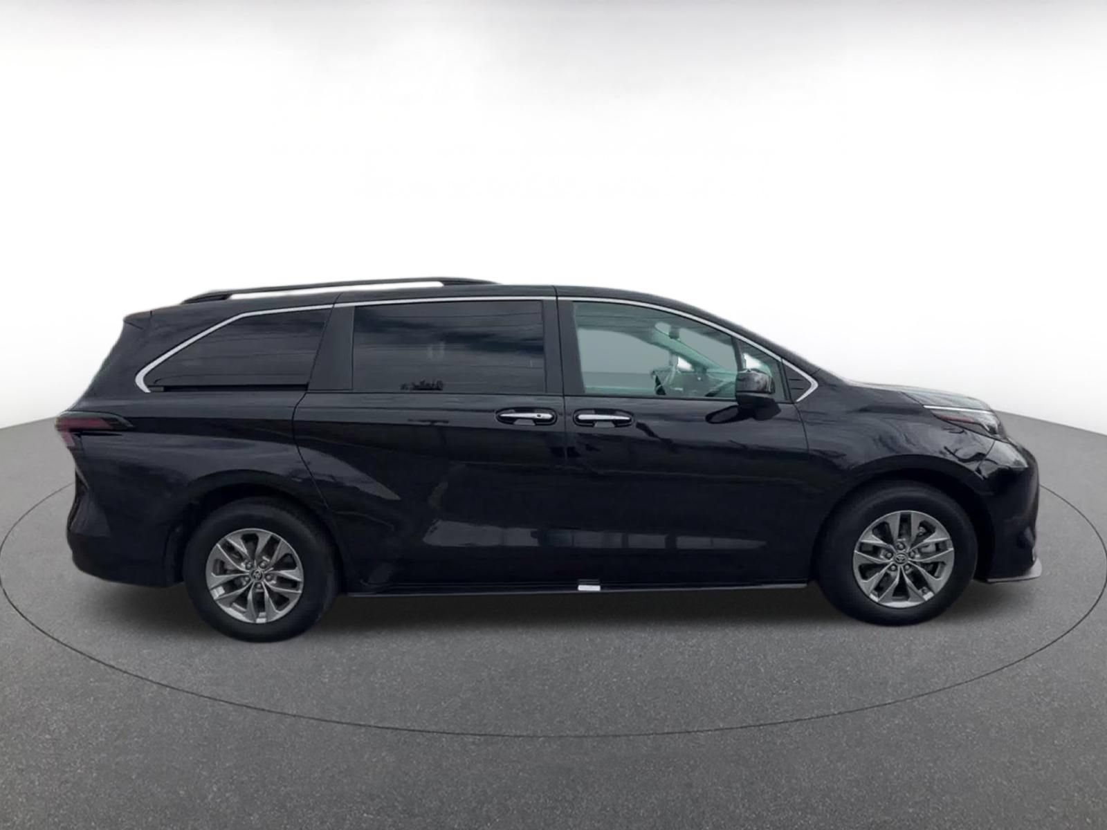 Used 2025 Toyota Sienna XLE FWD image 15