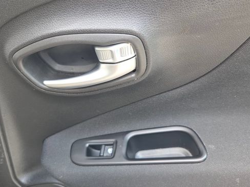 Used 2019 Jeep Renegade Latitude FWD image 15
