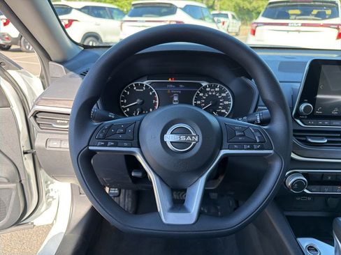 Used 2025 Nissan Altima 2.5 SV FWD image 14