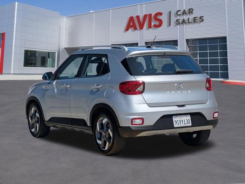 Used 2025 Hyundai Venue SEL FWD image 13
