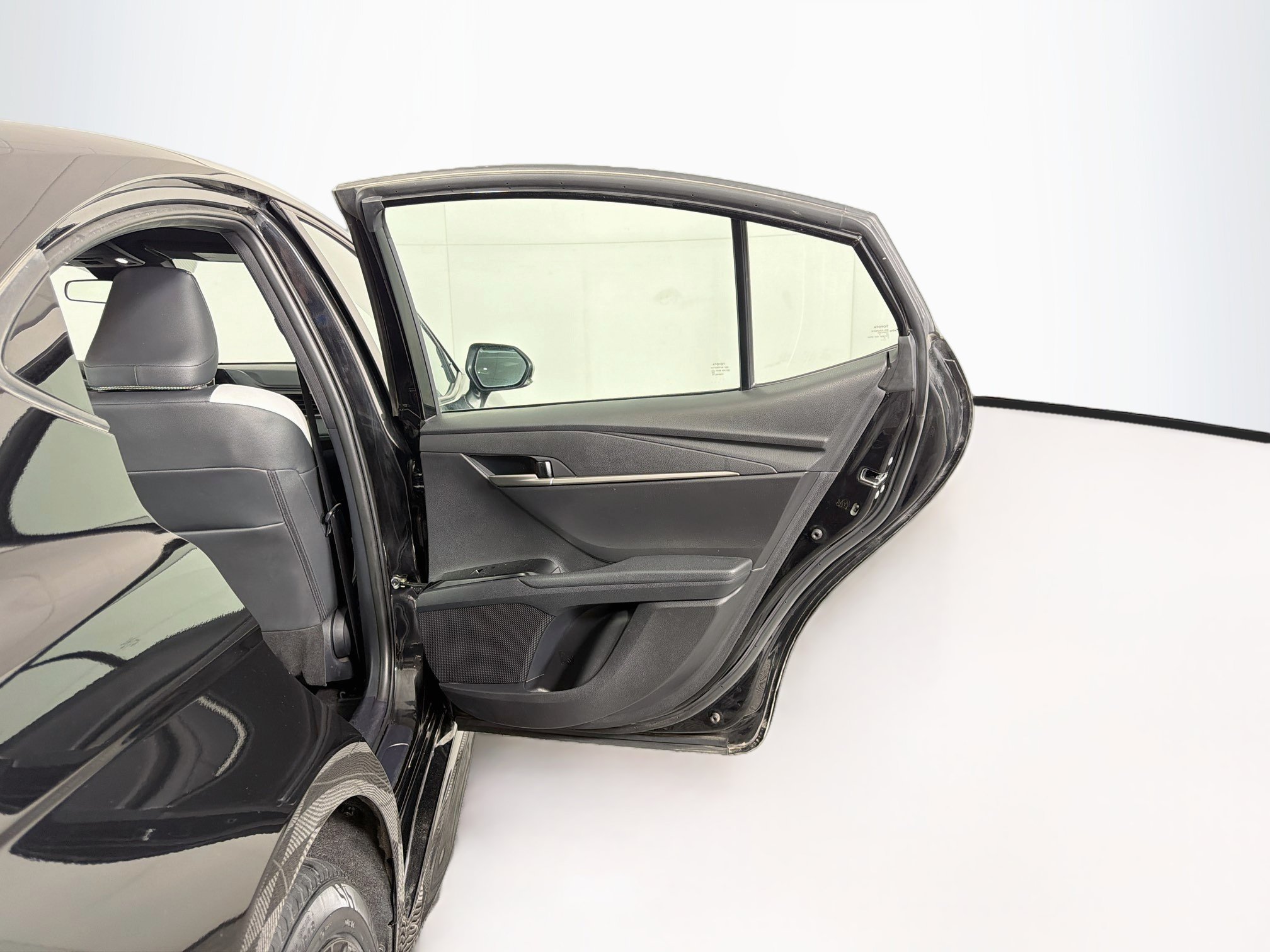 Used 2025 Toyota Camry SE FWD image 30