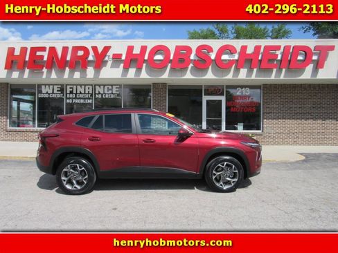 Used 2025 Chevrolet Trax LT FWD image 1