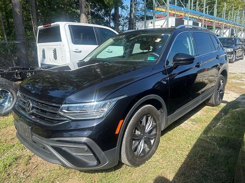 Used 2022 Volkswagen Tiguan SE AWD/4WD image 2