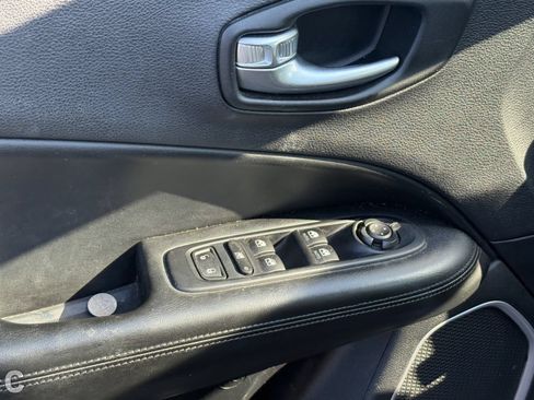 Used 2018 Jeep Compass Latitude w/ Popular Equipment Group FWD image 22
