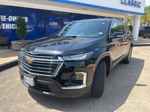 Used 2023 Chevrolet Traverse LT image 1