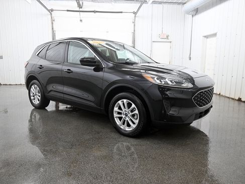 Used 2020 Ford Escape SE image 2