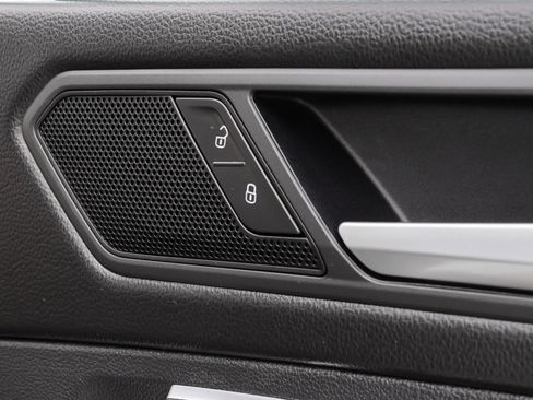 Used 2021 Volkswagen Tiguan SE w/ Panoramic Sunroof Package image 27