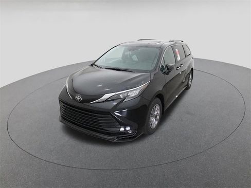 New 2026 Toyota Sienna XLE image 16