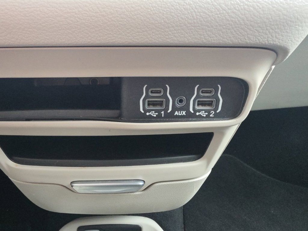 Used 2023 Chrysler Pacifica Touring-L FWD image 15
