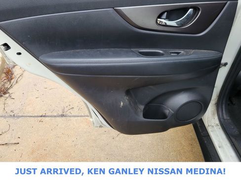 Used 2016 Nissan Rogue SV image 16