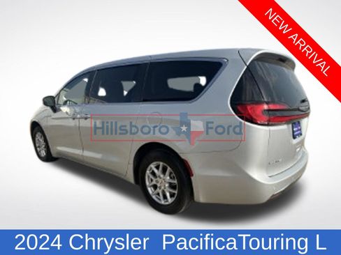 Used 2024 Chrysler Pacifica Touring-L FWD image 4