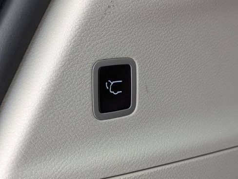 Used 2022 Chrysler Pacifica Limited w/ Uconnect Theater Family Group FWD image 14