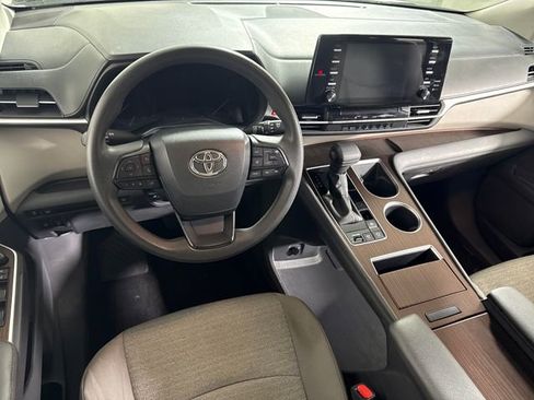 Used 2023 Toyota Sienna LE AWD/4WD image 20