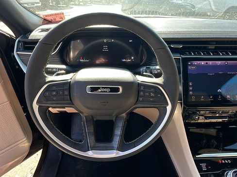 Used 2025 Jeep Grand Cherokee Limited image 26