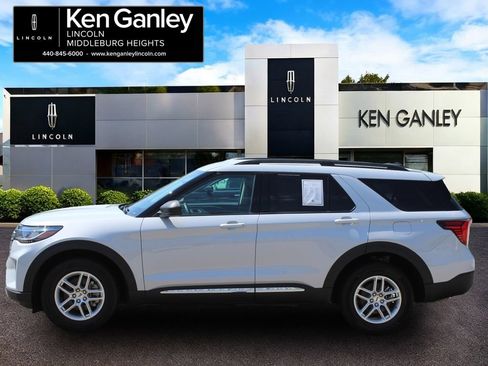 Used 2025 Ford Explorer Active AWD/4WD image 2