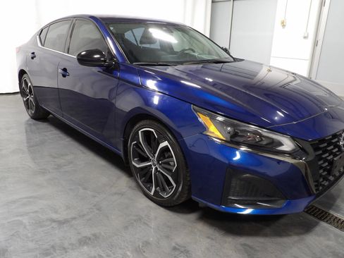Used 2023 Nissan Altima 2.5 SR image 2