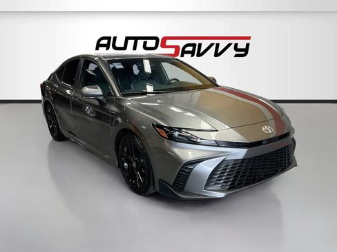Used 2025 Toyota Camry SE FWD image 1