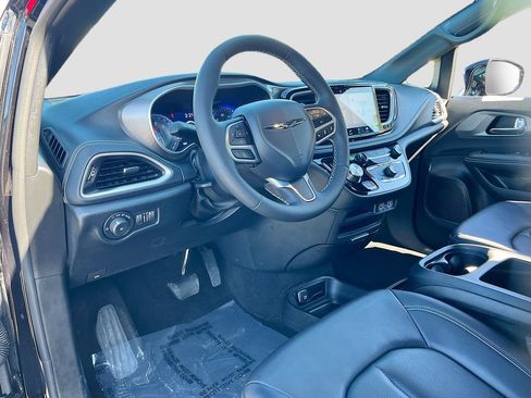 Used 2025 Chrysler Pacifica Select image 7