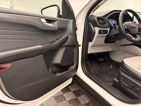 New 2026 Ford Escape SE w/ Class II Trailer Tow Package image 16