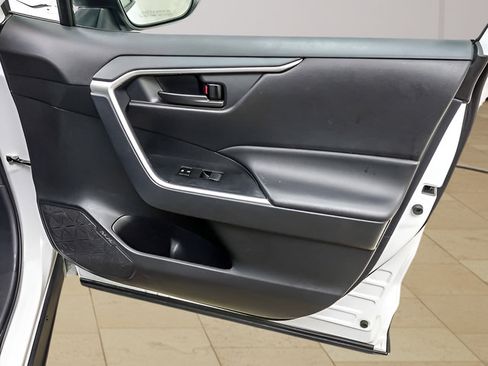 Certified 2025 Toyota RAV4 LE FWD image 21