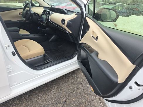 Certified 2022 Toyota Prius LE image 9