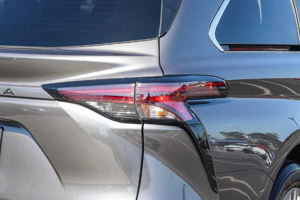 Used 2025 Toyota Sienna XLE FWD image 7