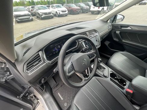 Used 2024 Volkswagen Tiguan SE w/ MDO Package, Two-Row image 9