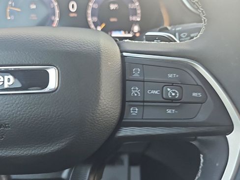 Used 2025 Jeep Grand Cherokee Altitude RWD image 19