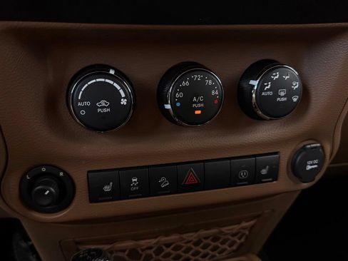 Used 2016 Jeep Wrangler Unlimited Sahara w/ Connectivity Group AWD/4WD image 19