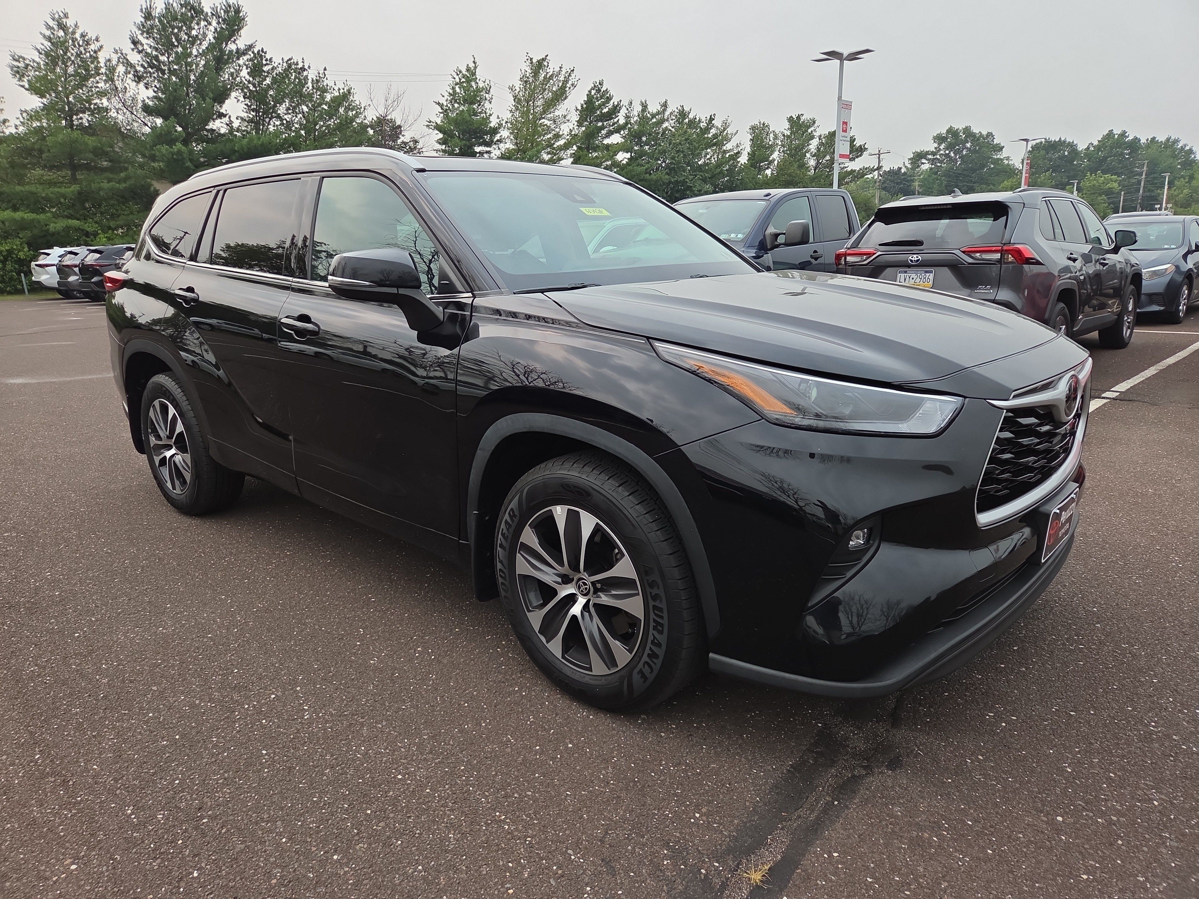 Used 2022 Toyota Highlander XLE AWD/4WD image 1