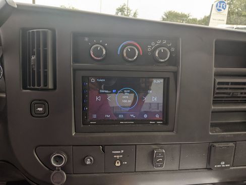 Used 2015 Chevrolet Express 2500 image 25