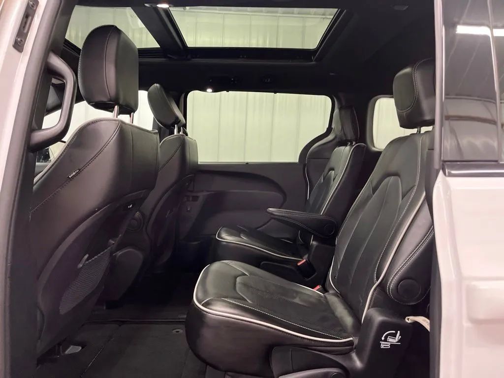 Used 2025 Chrysler Pacifica Limited FWD image 16