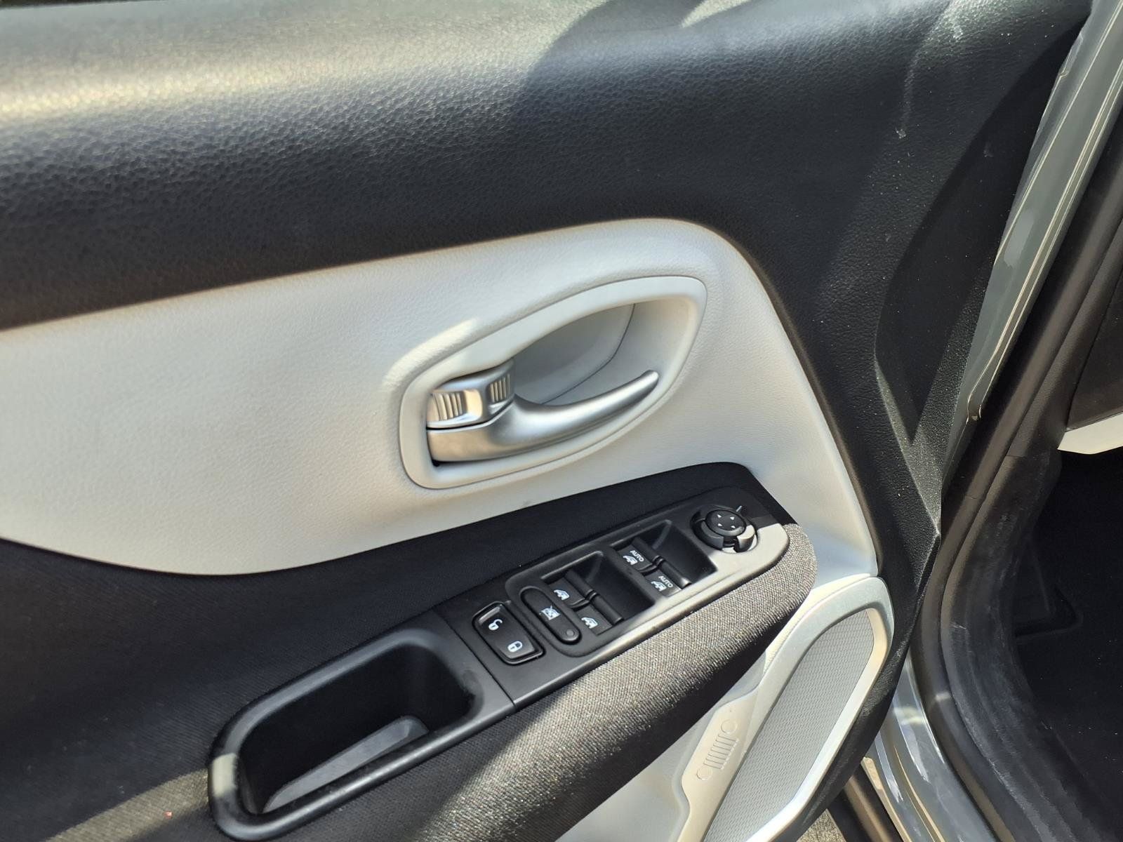 Used 2021 Jeep Renegade Latitude FWD image 14
