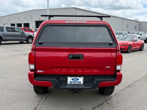 Used 2017 Toyota Tacoma TRD Sport AWD/4WD image 34
