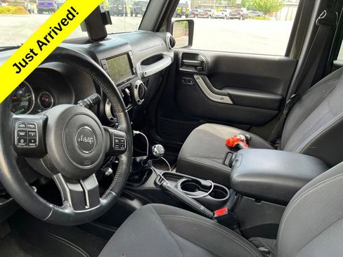 Used 2016 Jeep Wrangler Unlimited Sahara w/ Dual Top Group AWD/4WD image 2
