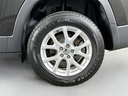 Used 2017 Jeep Cherokee Latitude w/ Cold Weather Group image 27