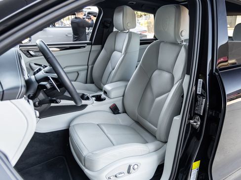 Certified 2024 Porsche Macan S AWD/4WD image 5