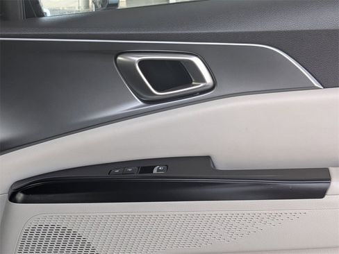 Used 2024 Kia Carnival LX image 30