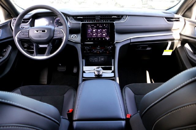 New 2025 Jeep Grand Cherokee Altitude AWD/4WD image 20