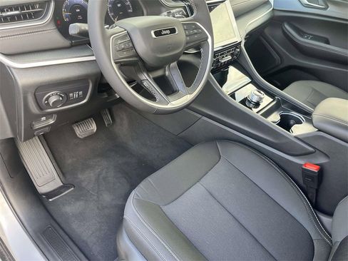 New 2025 Jeep Grand Cherokee Laredo w/ Luxury Tech Group I image 18