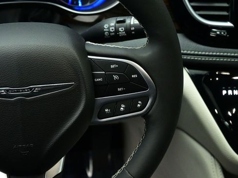 Used 2022 Chrysler Pacifica Limited image 5