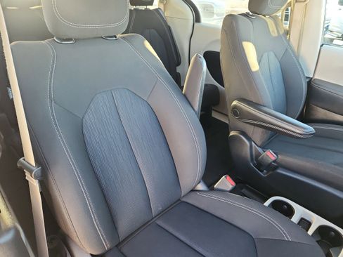 Used 2024 Chrysler Voyager LX image 15