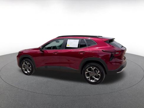 Used 2025 Chevrolet Trax LT FWD image 8
