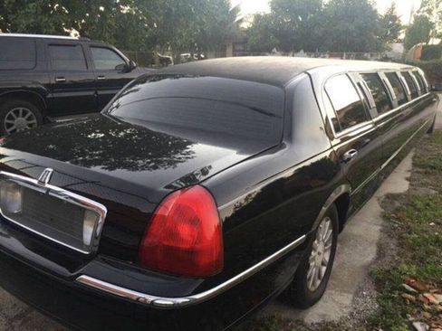 Used 2006 Lincoln Town Car Signature RWD image 2
