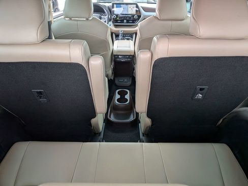 Used 2021 Toyota Highlander Platinum FWD image 31
