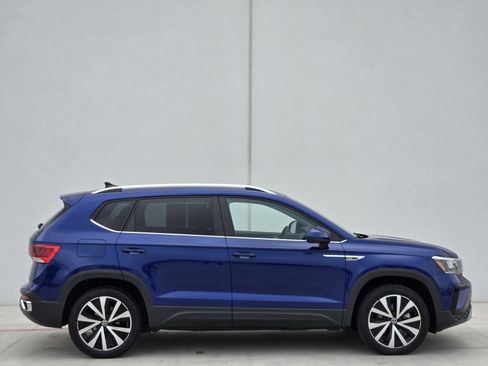 Used 2024 Volkswagen Taos SE FWD image 3