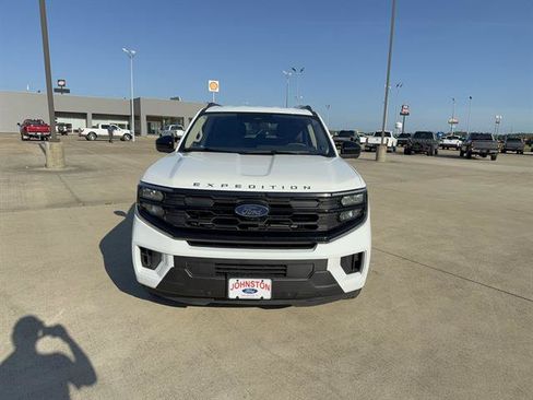 Used 2025 Ford Expedition Active RWD image 3