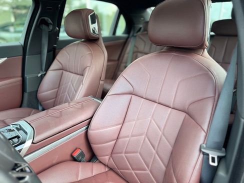 Used 2024 BMW 760i xDrive w/ Premium Package 2 image 27