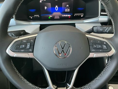 Certified 2025 Volkswagen Taos SE w/ Panoramic Sunroof Package AWD/4WD image 20